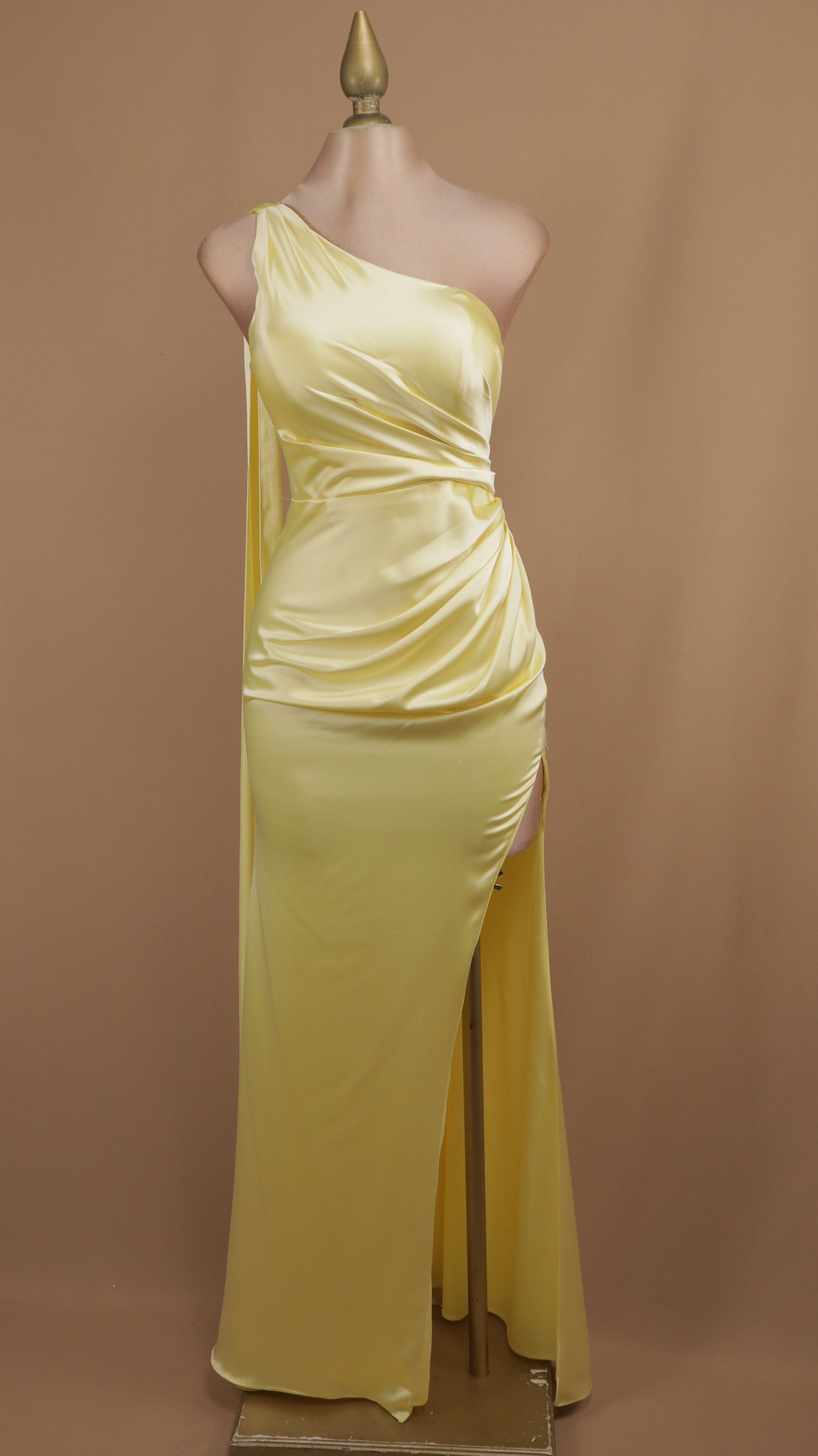 Vestido largo con escote asimétrico y cauda en espalda