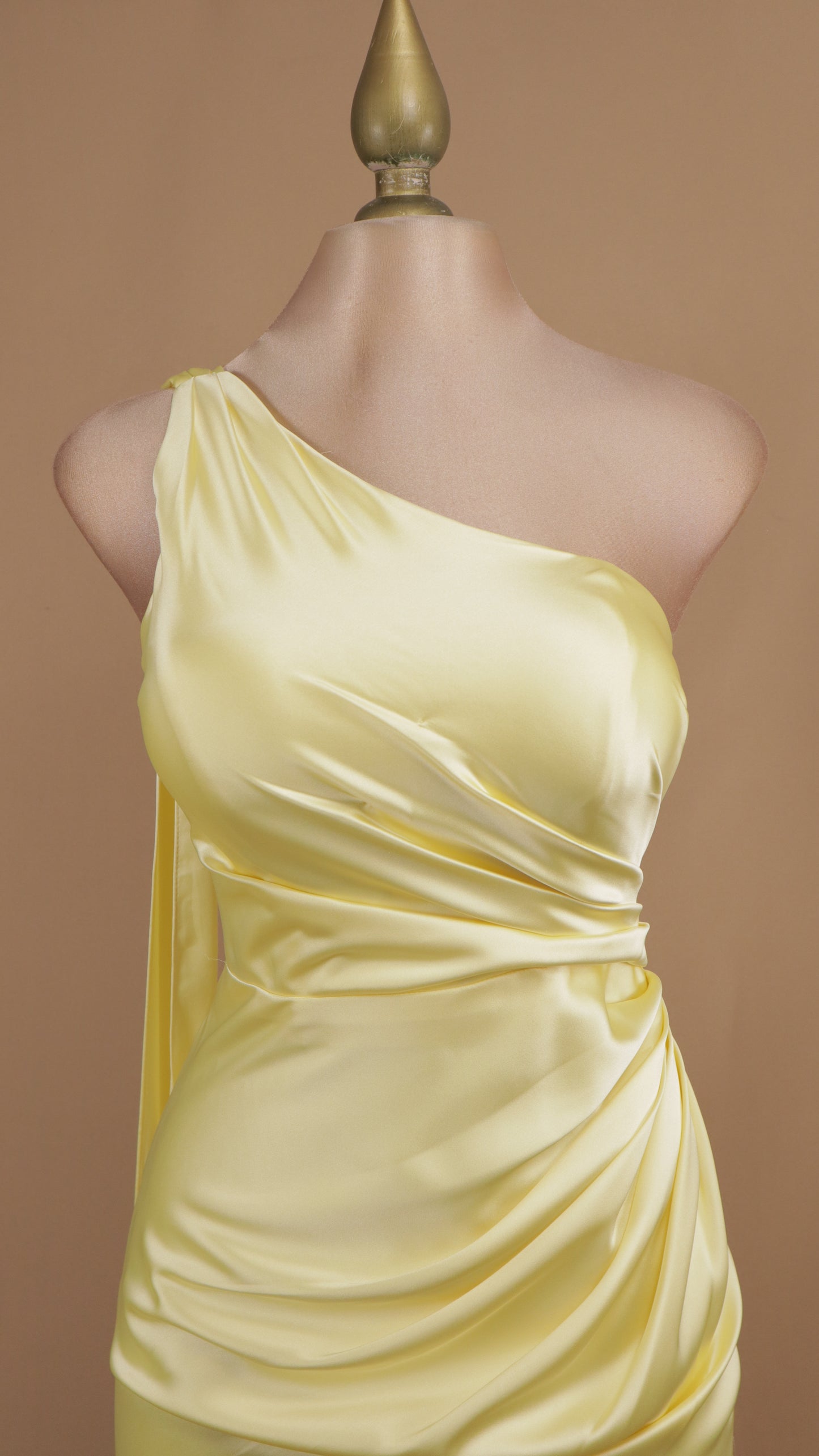 Vestido largo con escote asimétrico y cauda en espalda