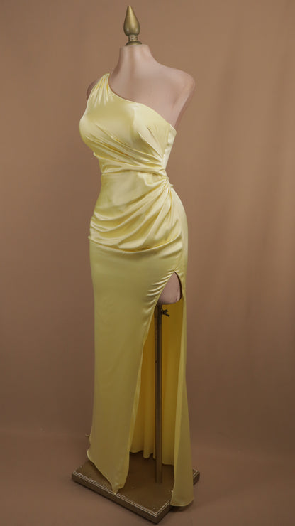 Vestido largo con escote asimétrico y cauda en espalda