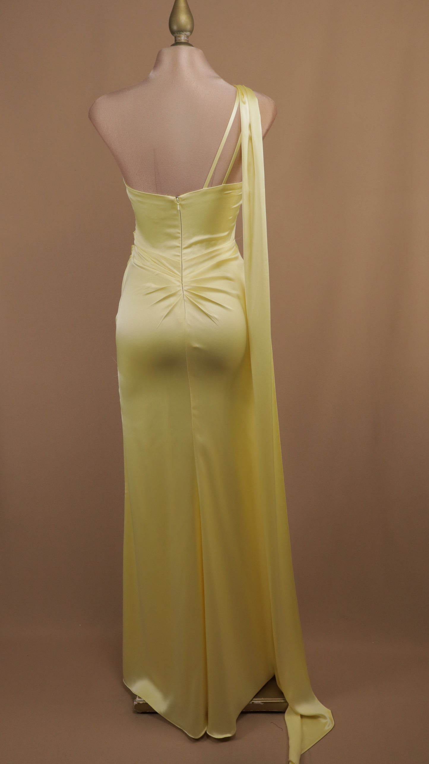 Vestido largo con escote asimétrico y cauda en espalda