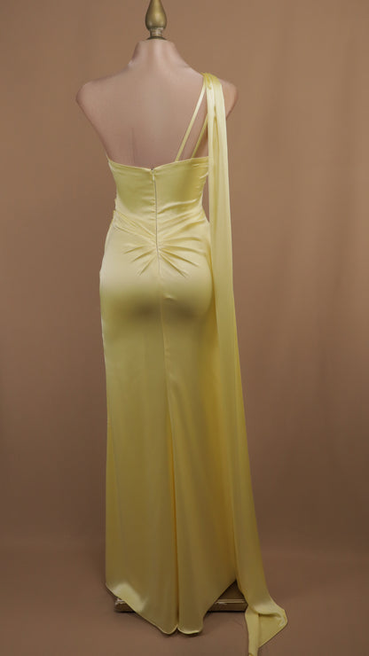 Vestido largo con escote asimétrico y cauda en espalda