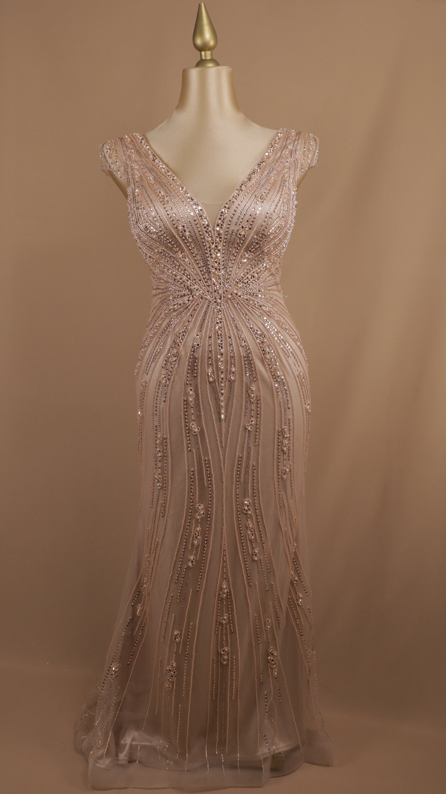 Vestido largo extra con aplicación y escote en V