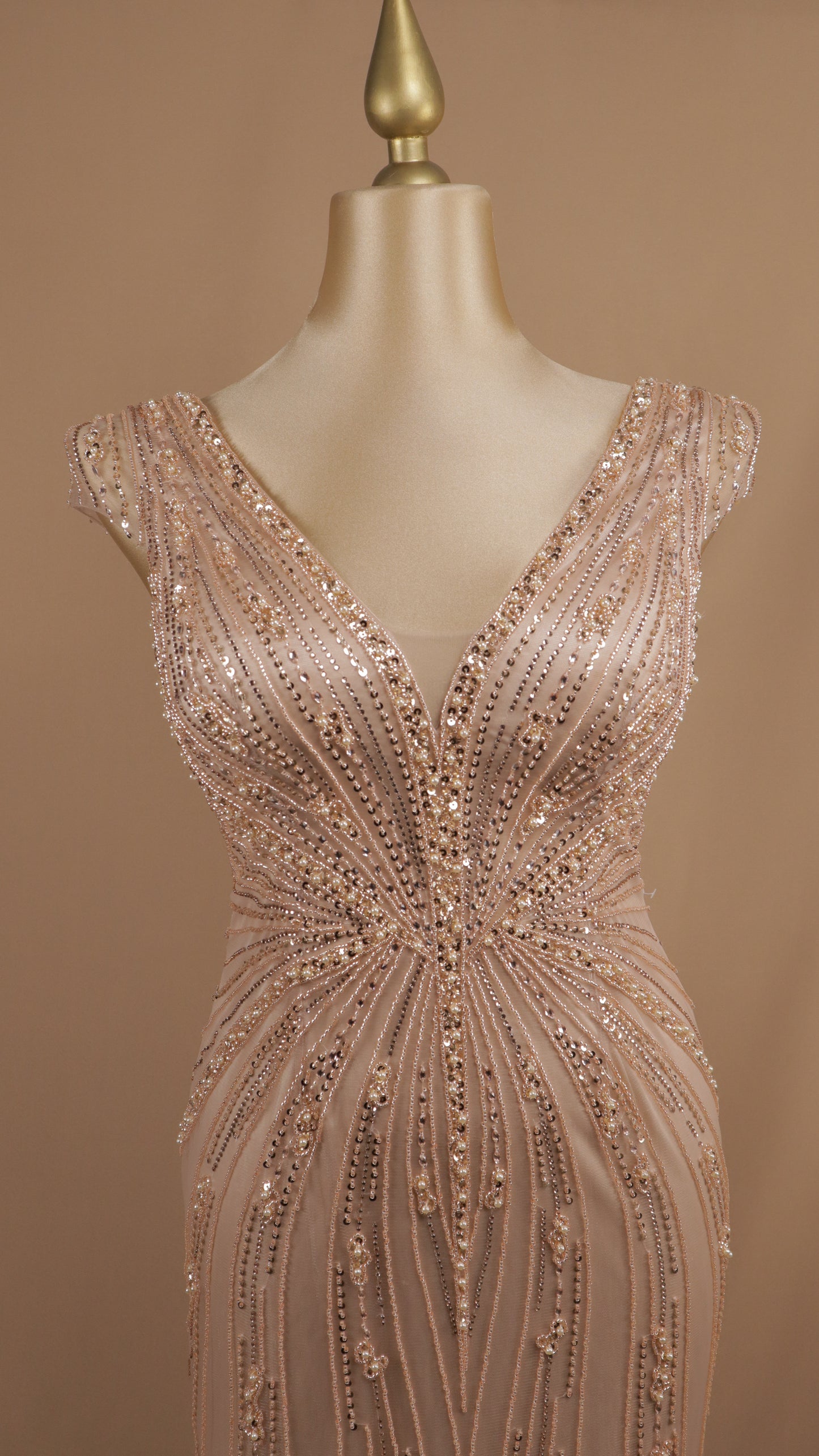 Vestido largo extra con aplicación y escote en V