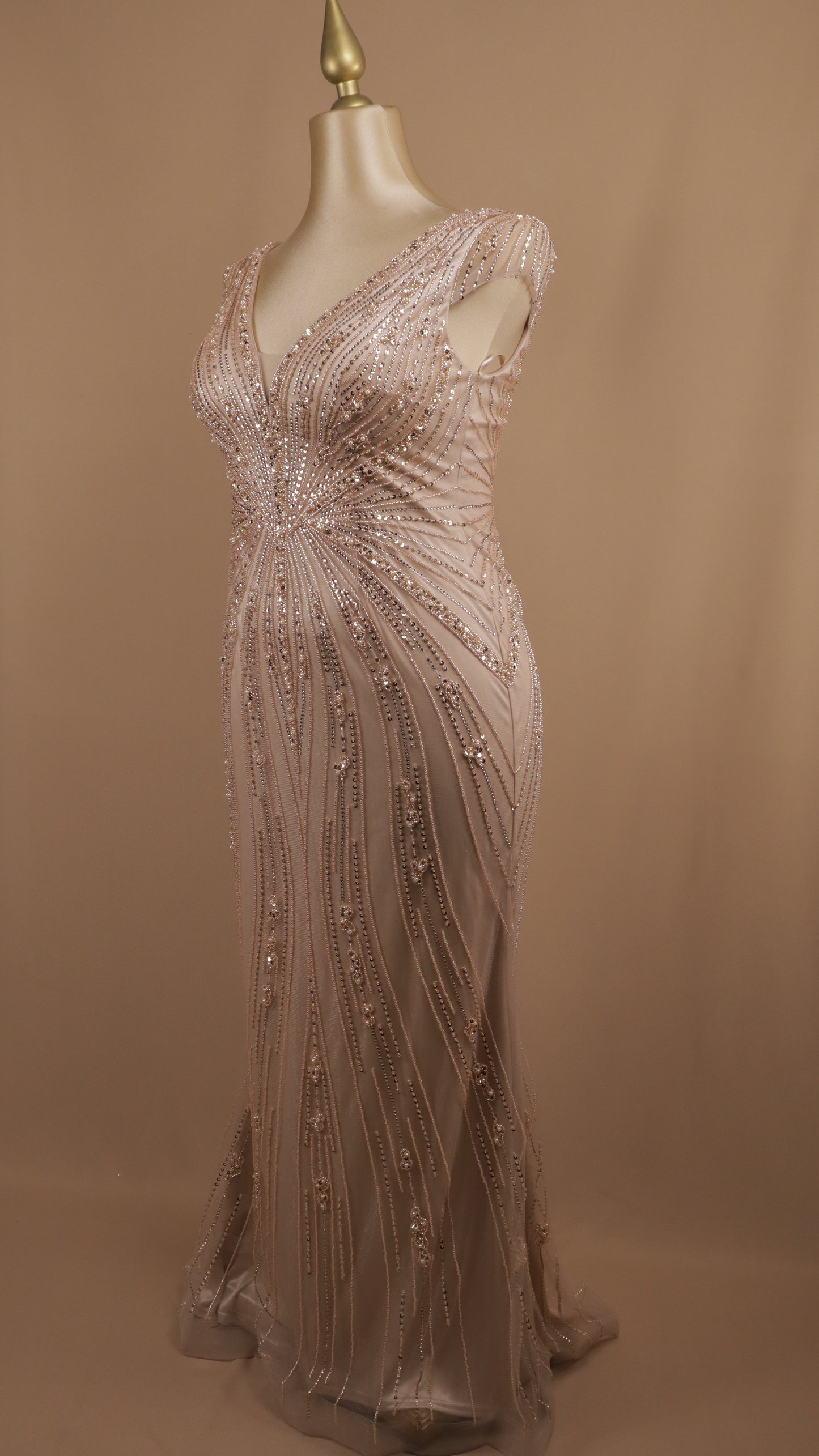 Vestido largo extra con aplicación y escote en V