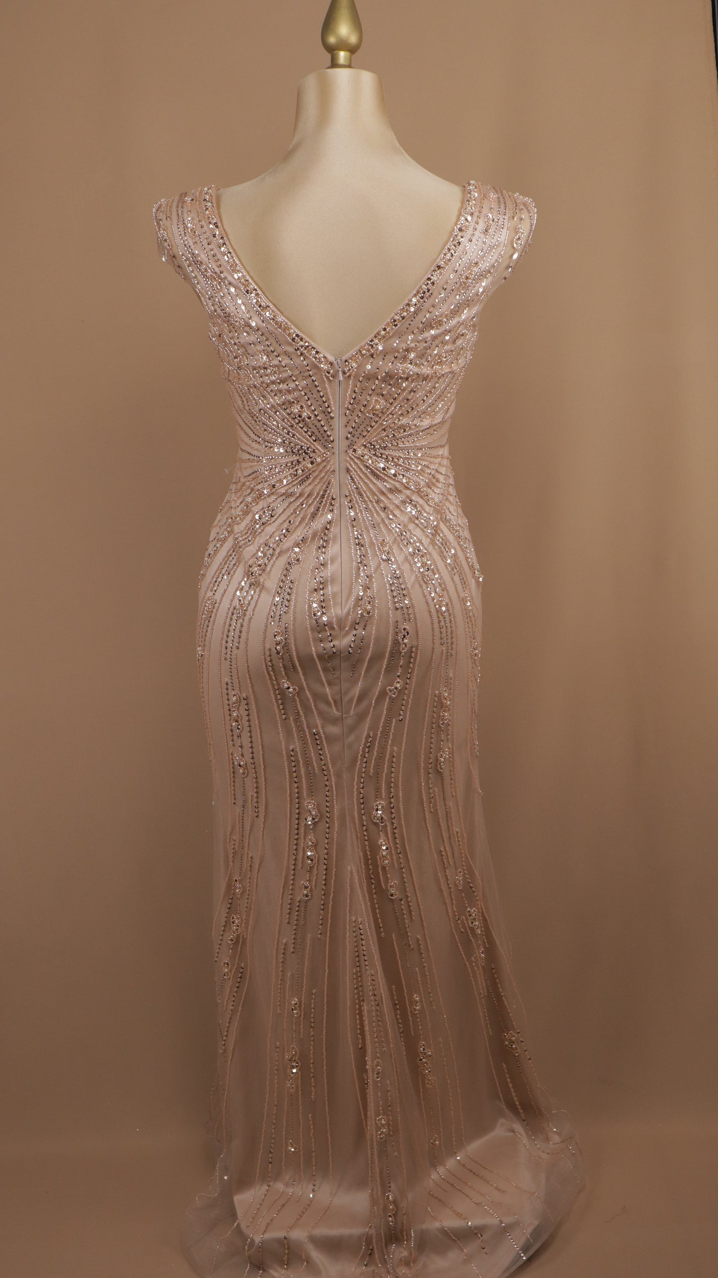 Vestido largo extra con aplicación y escote en V