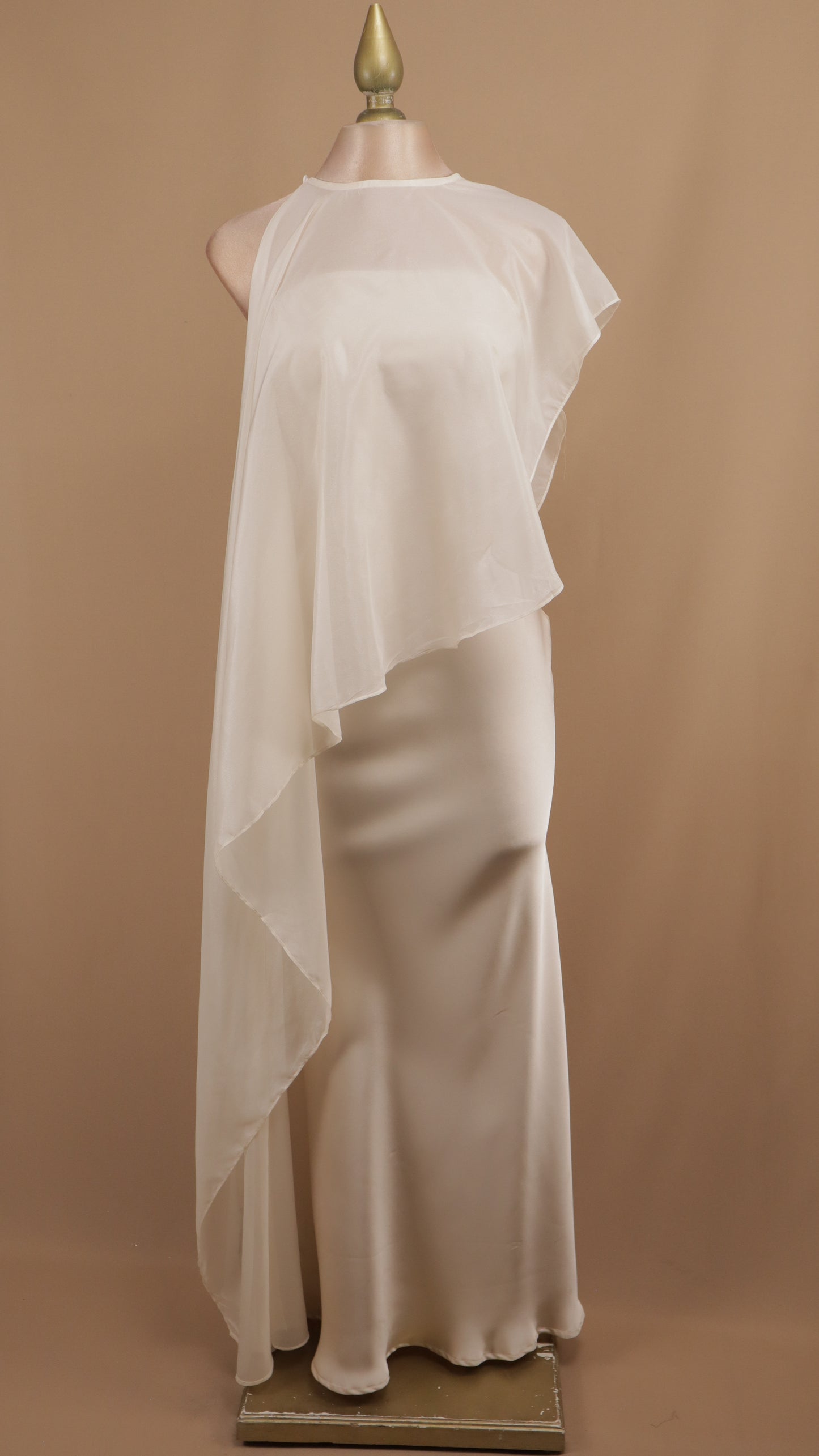 Vestido largo satinado con capa de chiffon