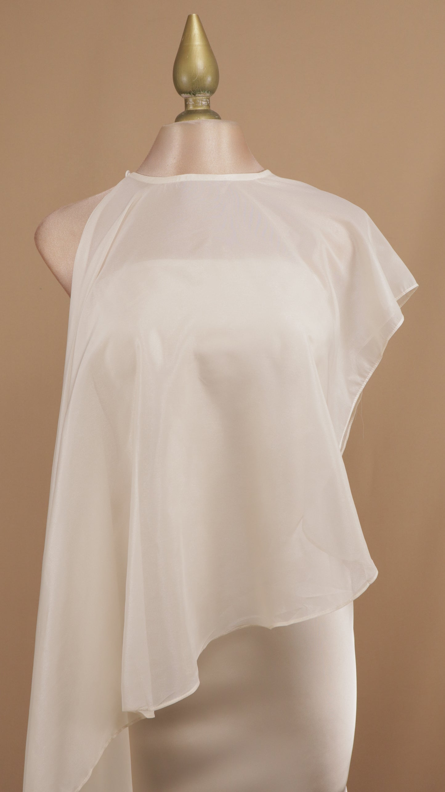 Vestido largo satinado con capa de chiffon