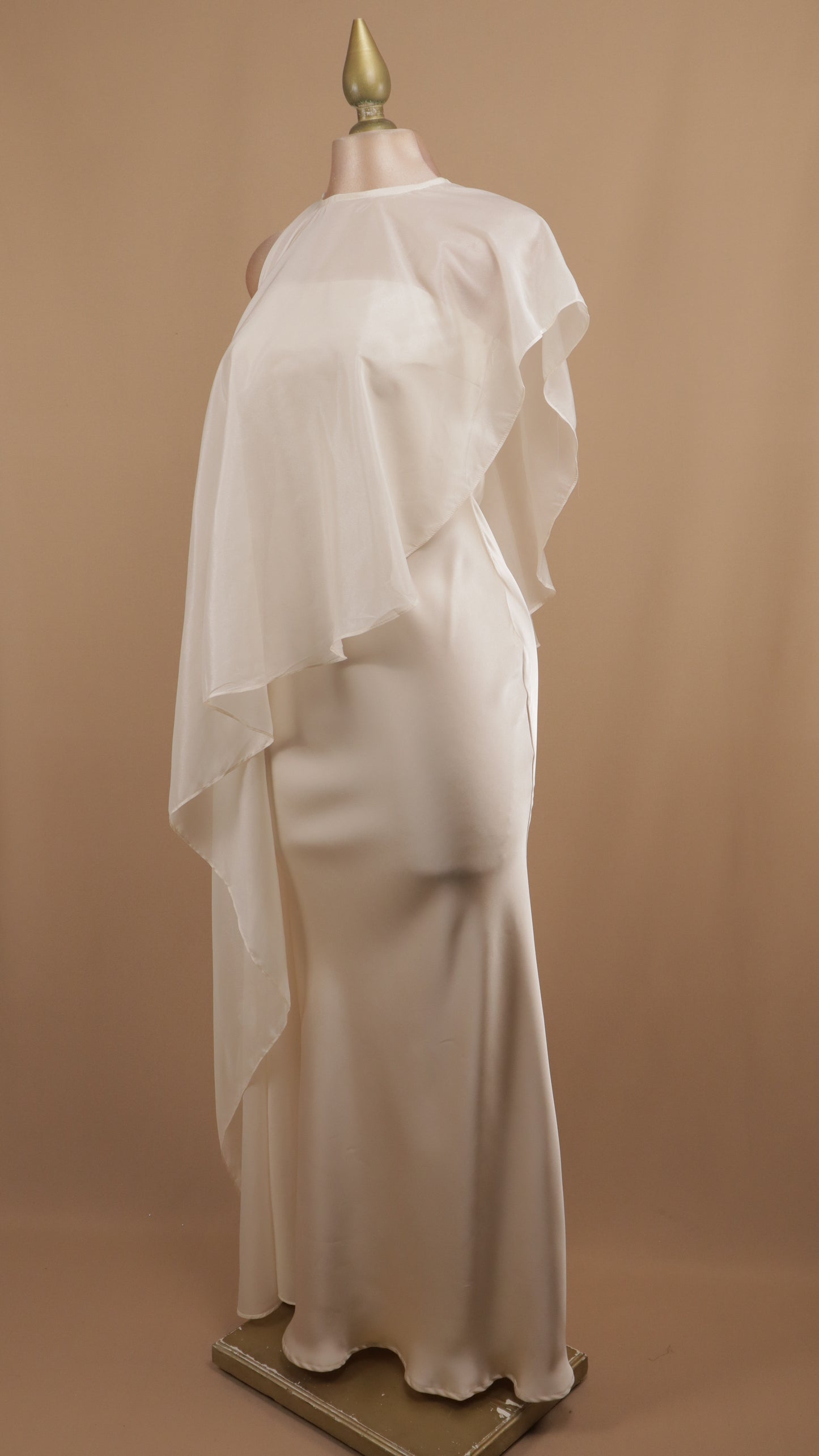 Vestido largo satinado con capa de chiffon
