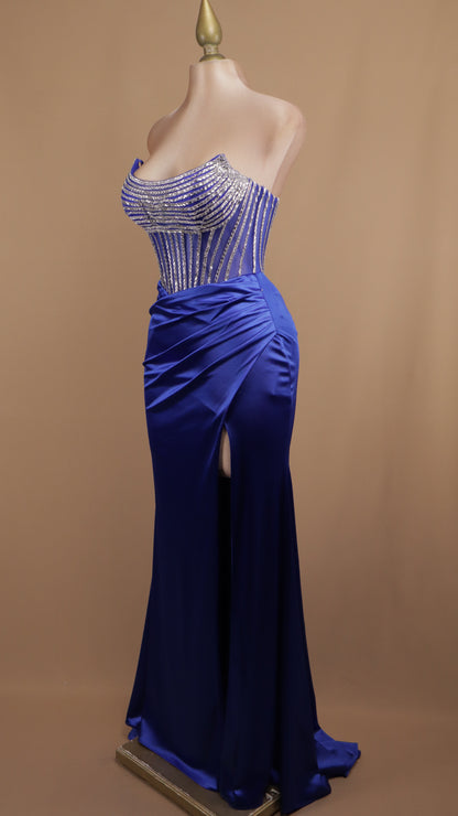 Vestido largo de graduación con aplicación en tiras