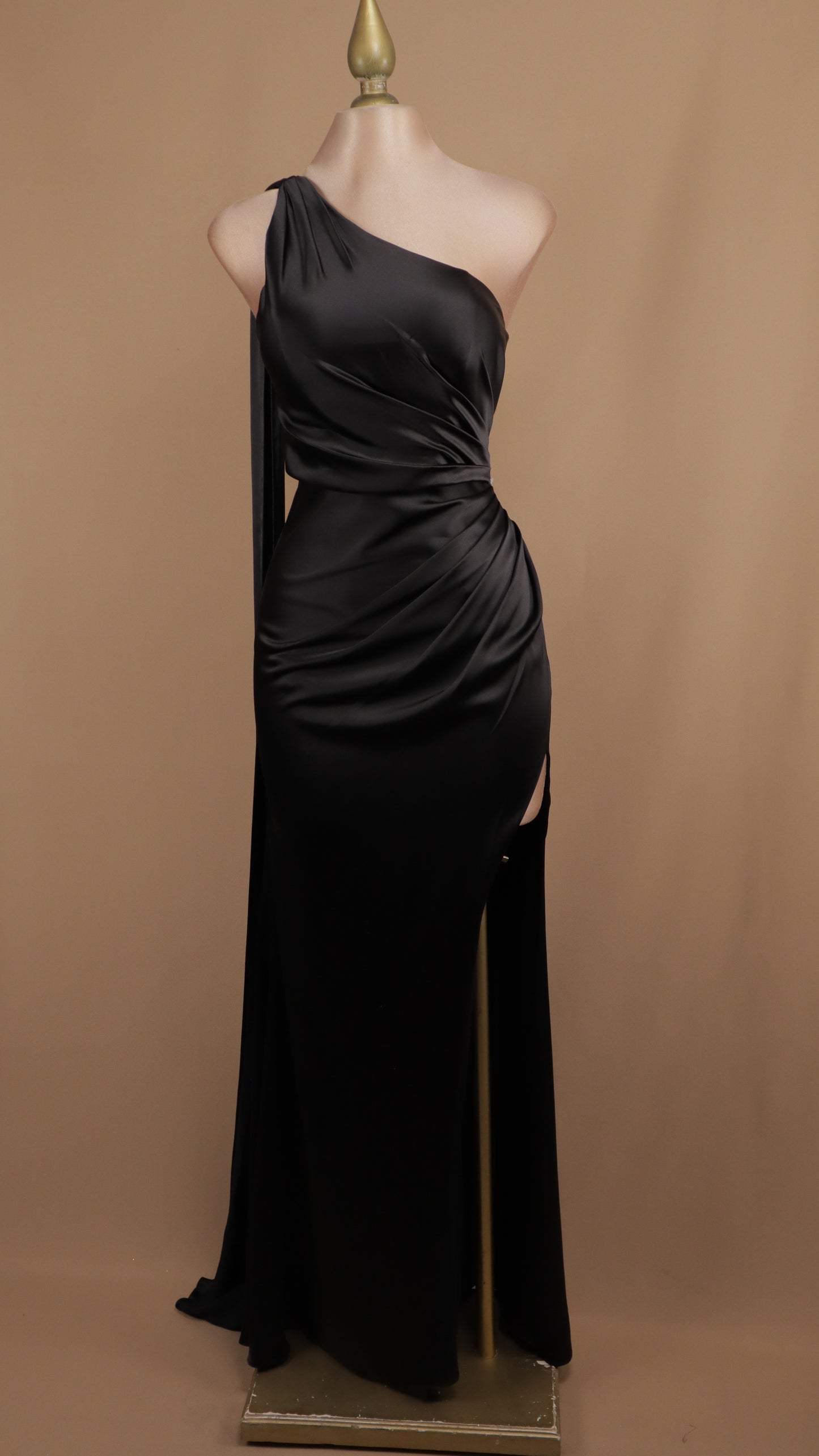 Vestido largo con escote asimétrico y cauda en espalda