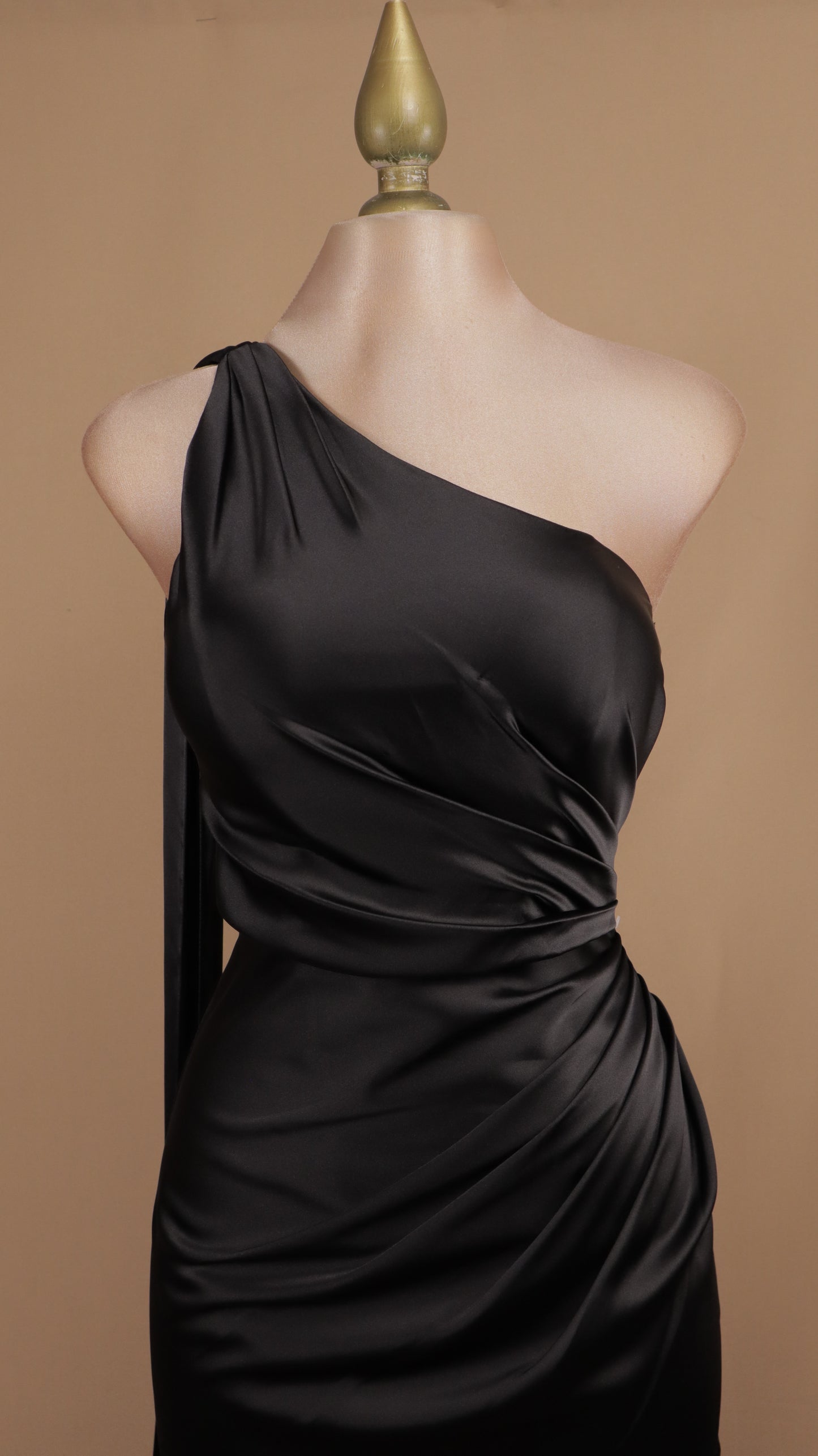 Vestido largo con escote asimétrico y cauda en espalda