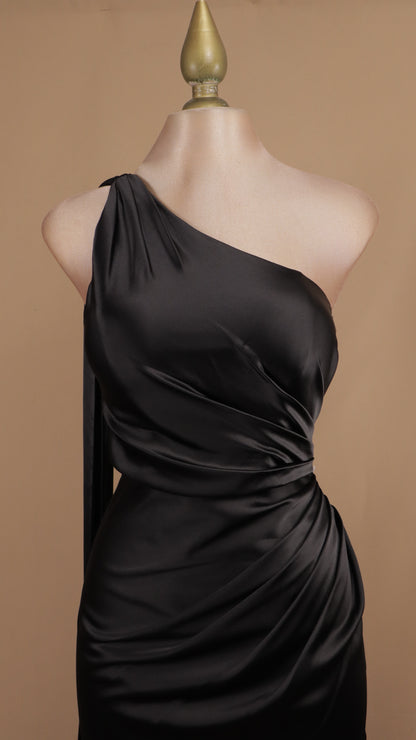 Vestido largo con escote asimétrico y cauda en espalda