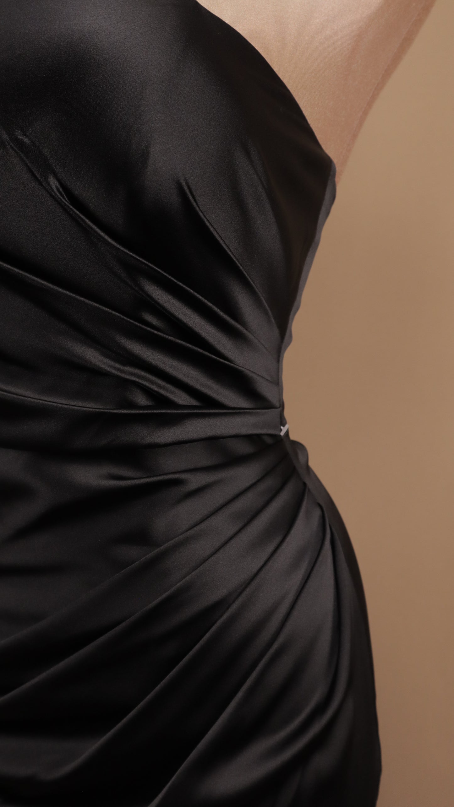 Vestido largo con escote asimétrico y cauda en espalda
