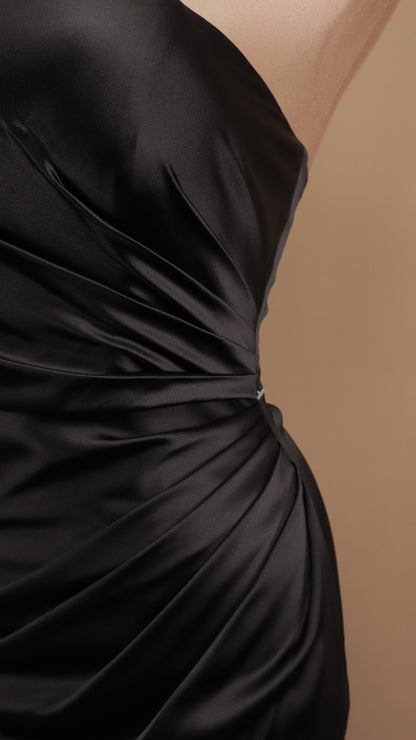Vestido largo con escote asimétrico y cauda en espalda