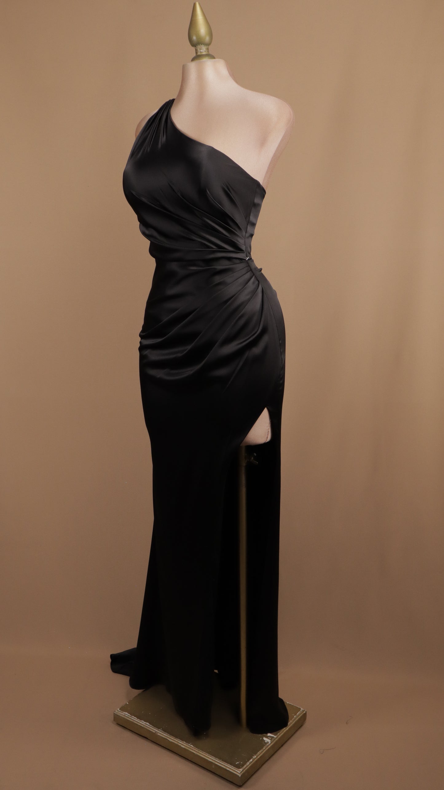 Vestido largo con escote asimétrico y cauda en espalda