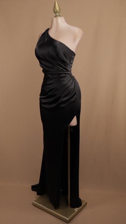 Vestido largo con escote asimétrico y cauda en espalda