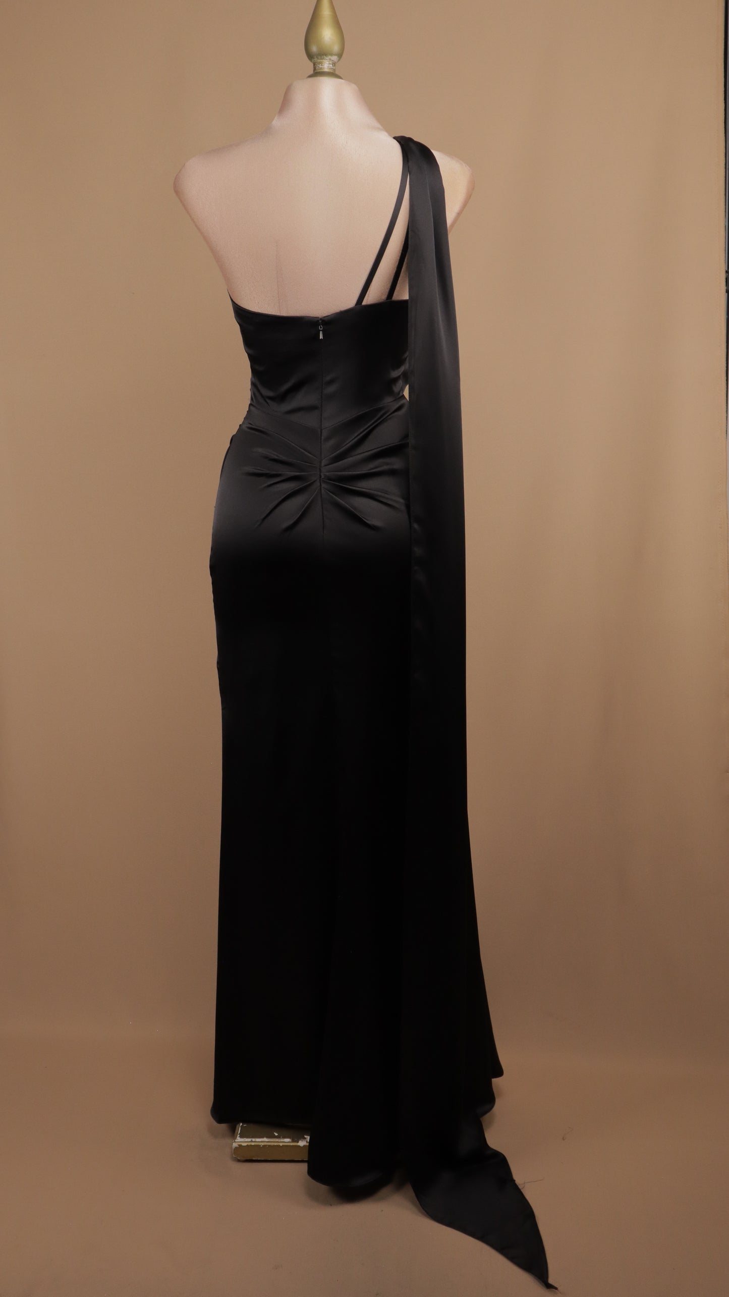Vestido largo con escote asimétrico y cauda en espalda