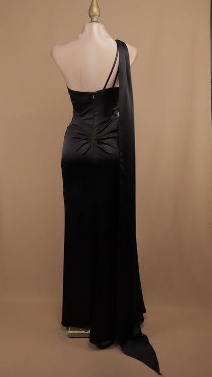 Vestido largo con escote asimétrico y cauda en espalda