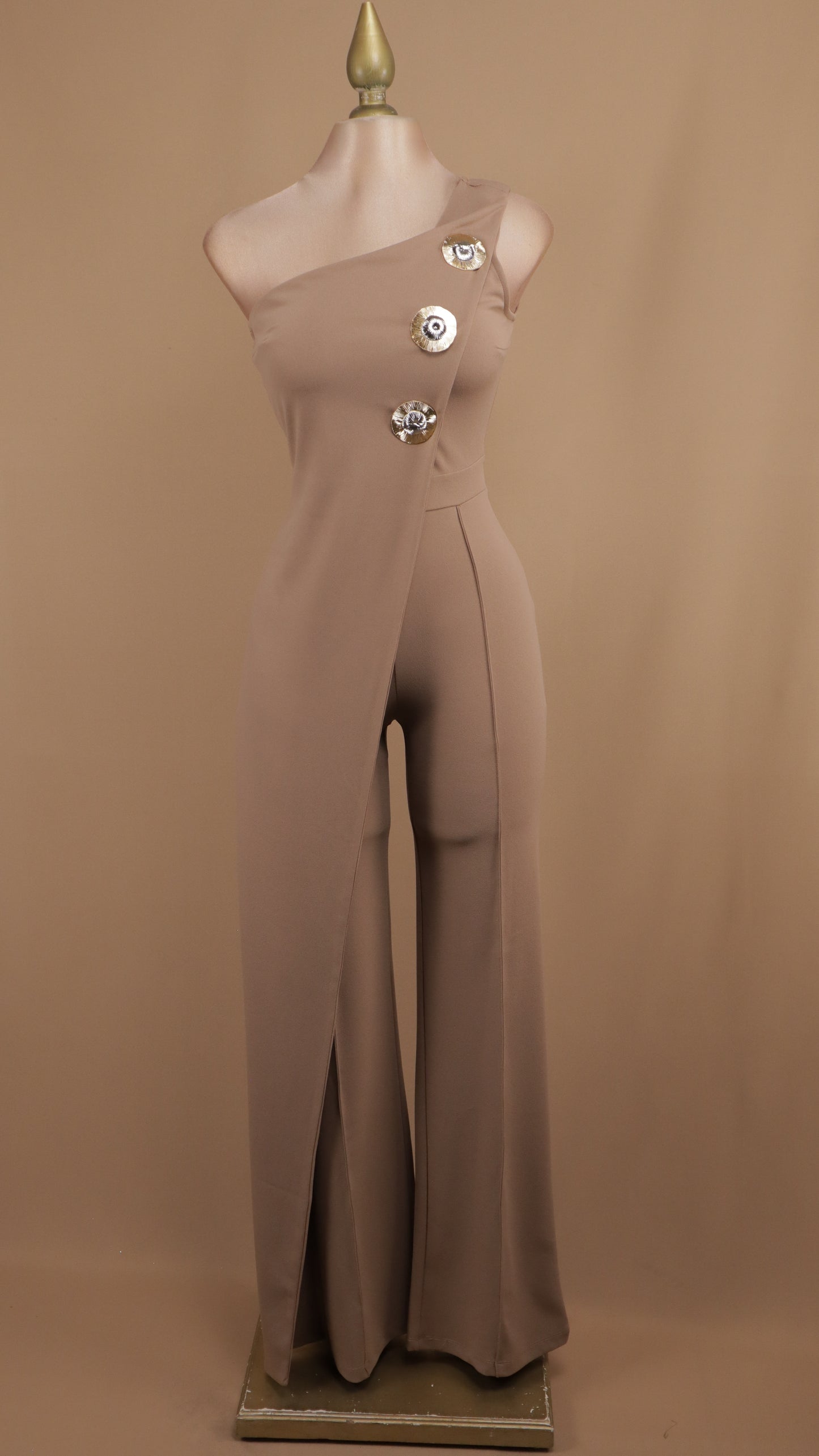 Palazzo asimétrico con botones dorados