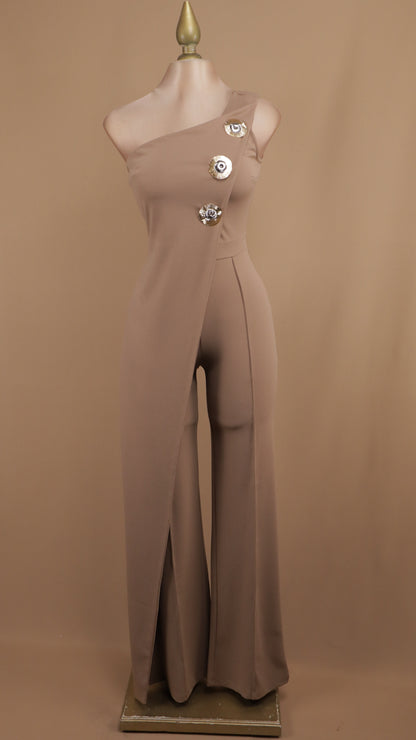 Palazzo asimétrico con botones dorados