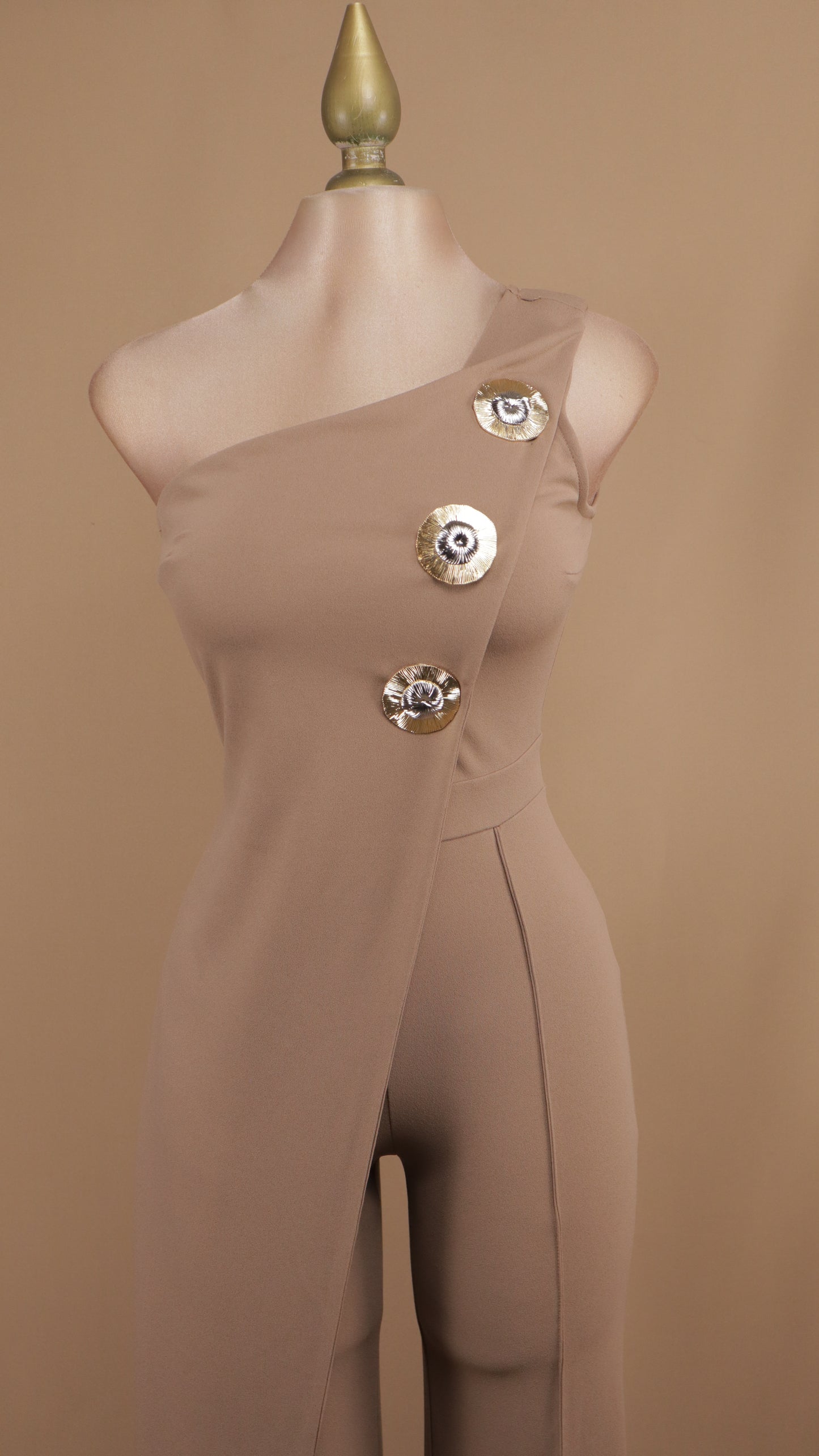 Palazzo asimétrico con botones dorados