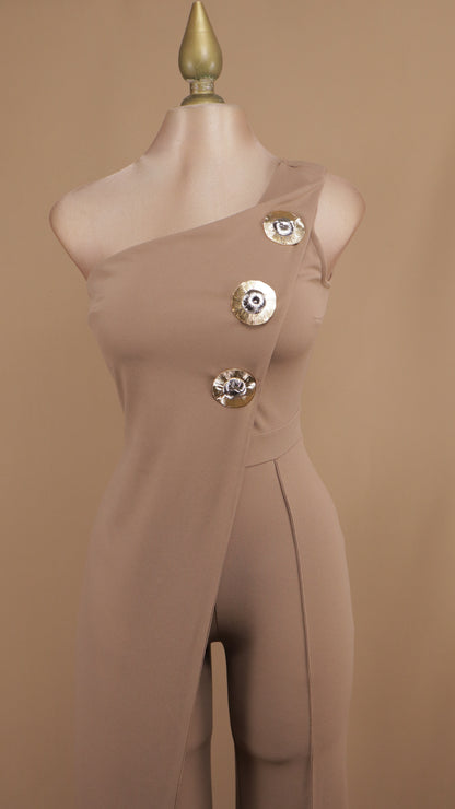 Palazzo asimétrico con botones dorados