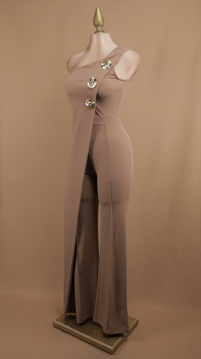 Palazzo asimétrico con botones dorados