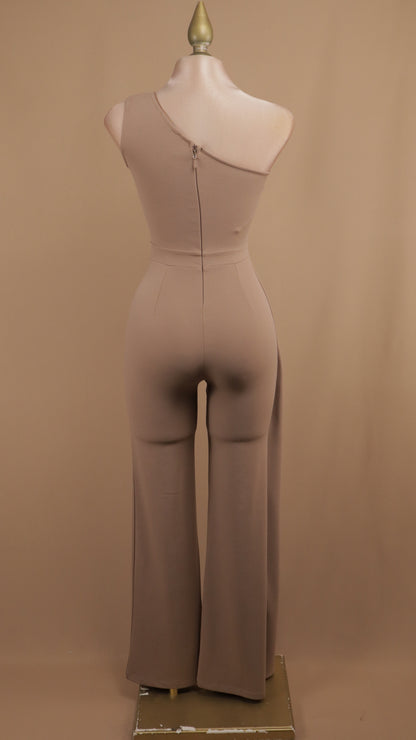 Palazzo asimétrico con botones dorados