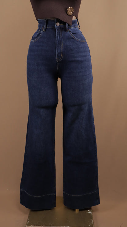 Pantalón de mezclilla obscura y tito alto