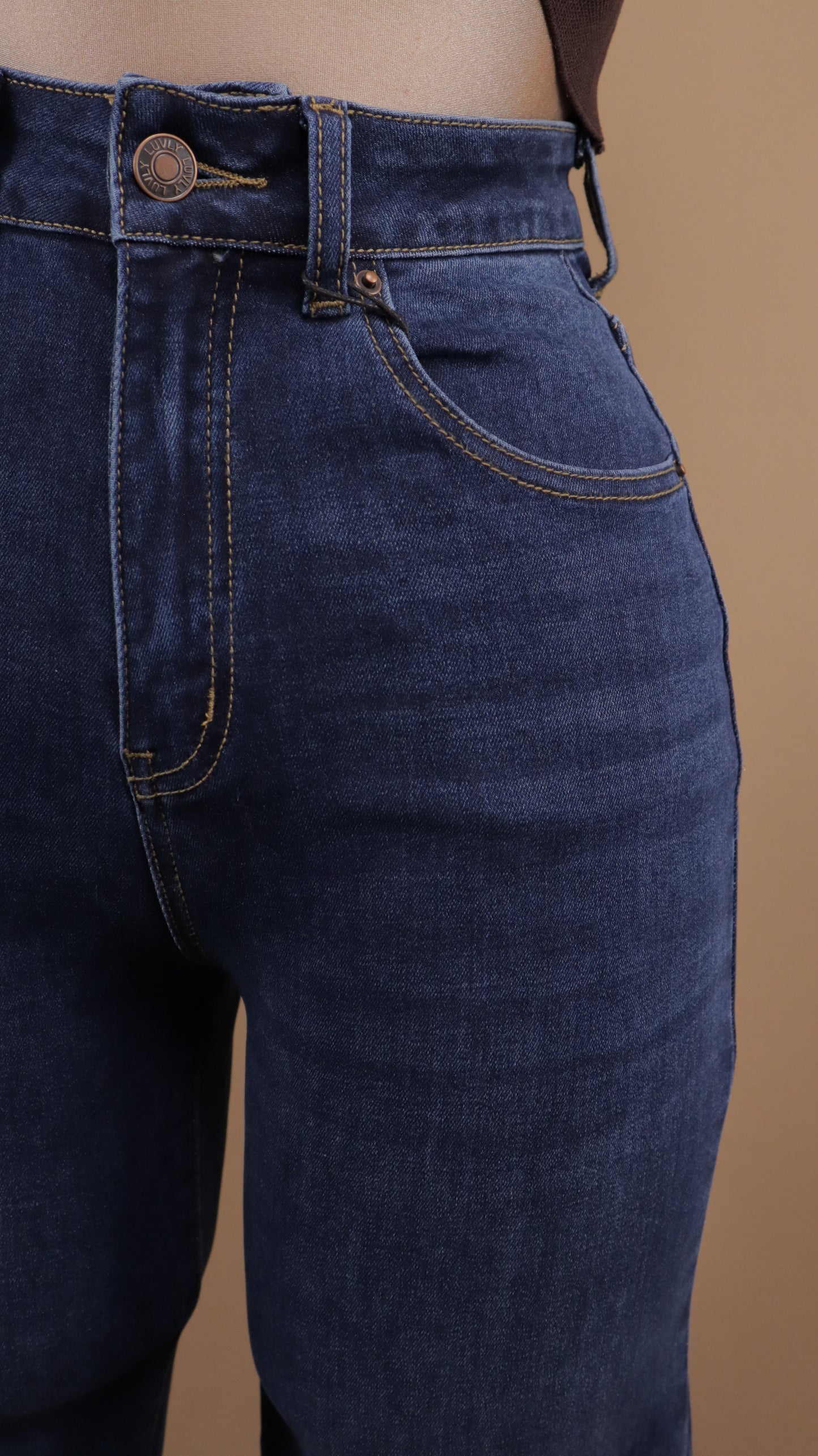 Pantalón de mezclilla obscura y tito alto