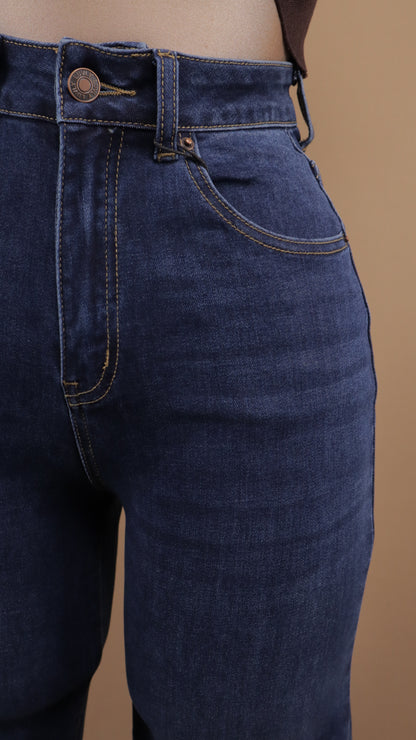 Pantalón de mezclilla obscura y tito alto