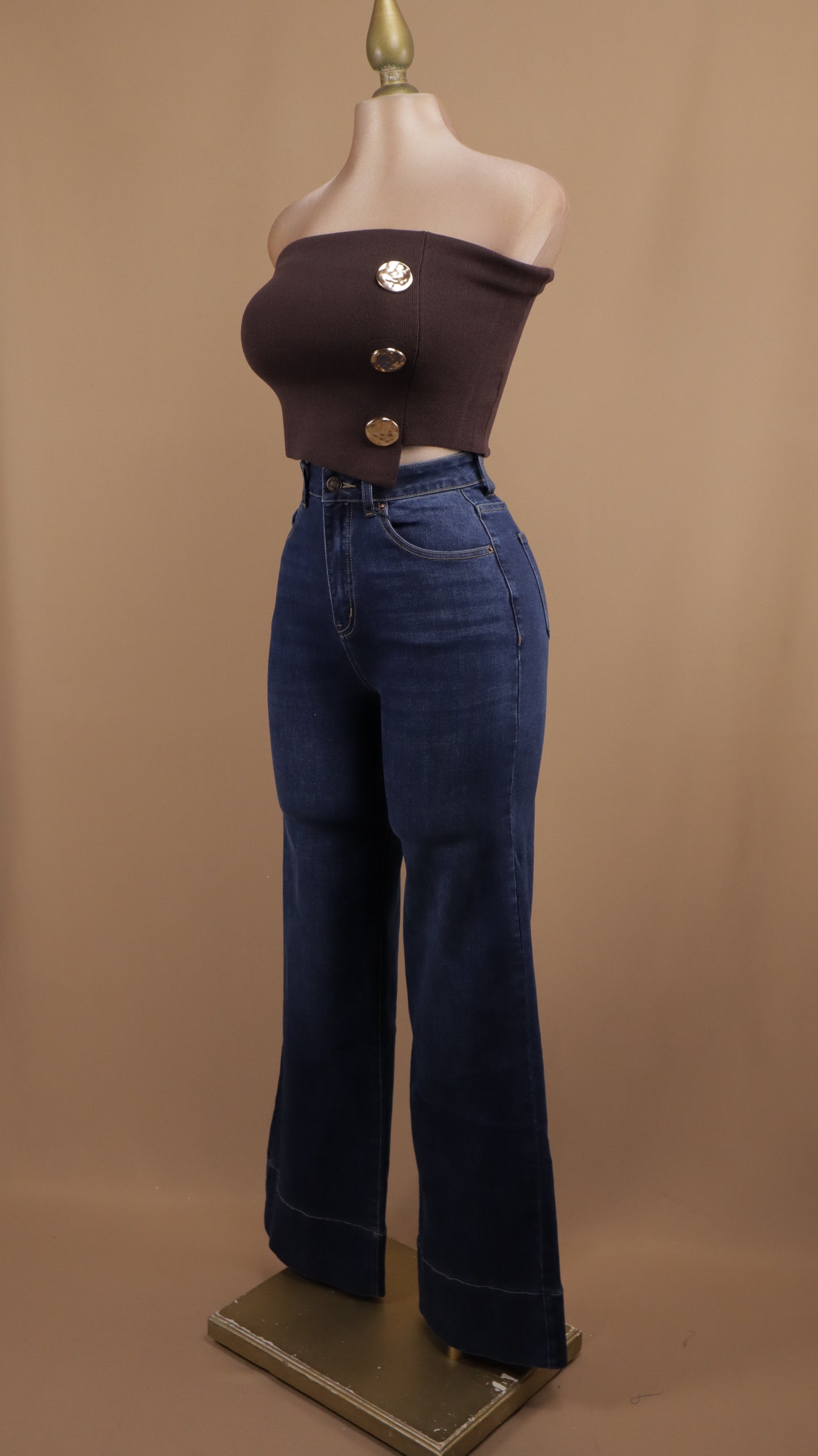 Pantalón de mezclilla obscura y tito alto