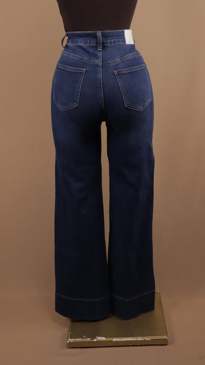 Pantalón de mezclilla obscura y tito alto