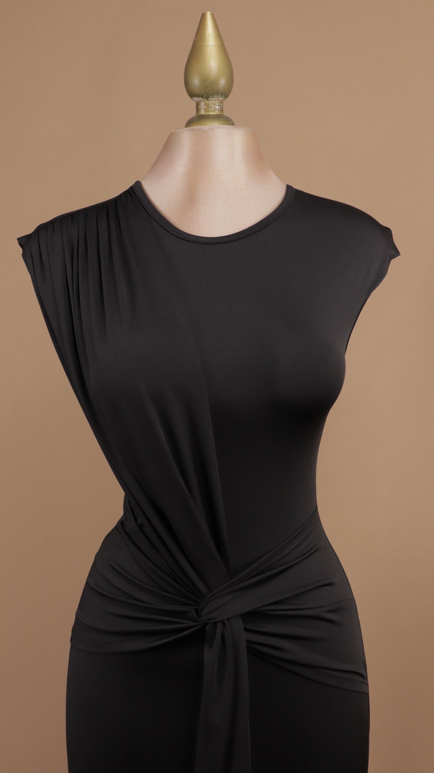 Vestido midi de licra con cauda