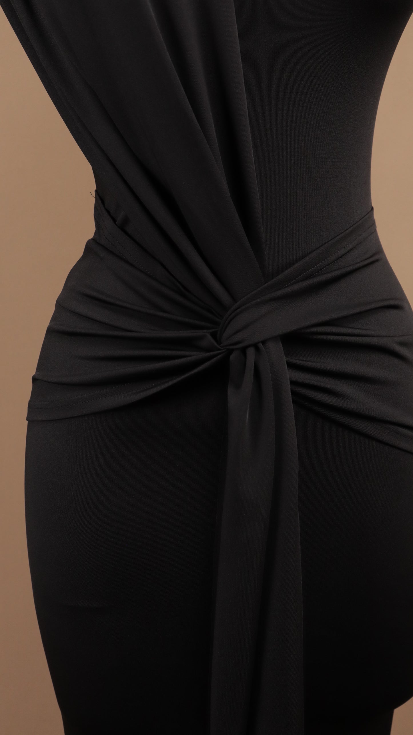 Vestido midi de licra con cauda