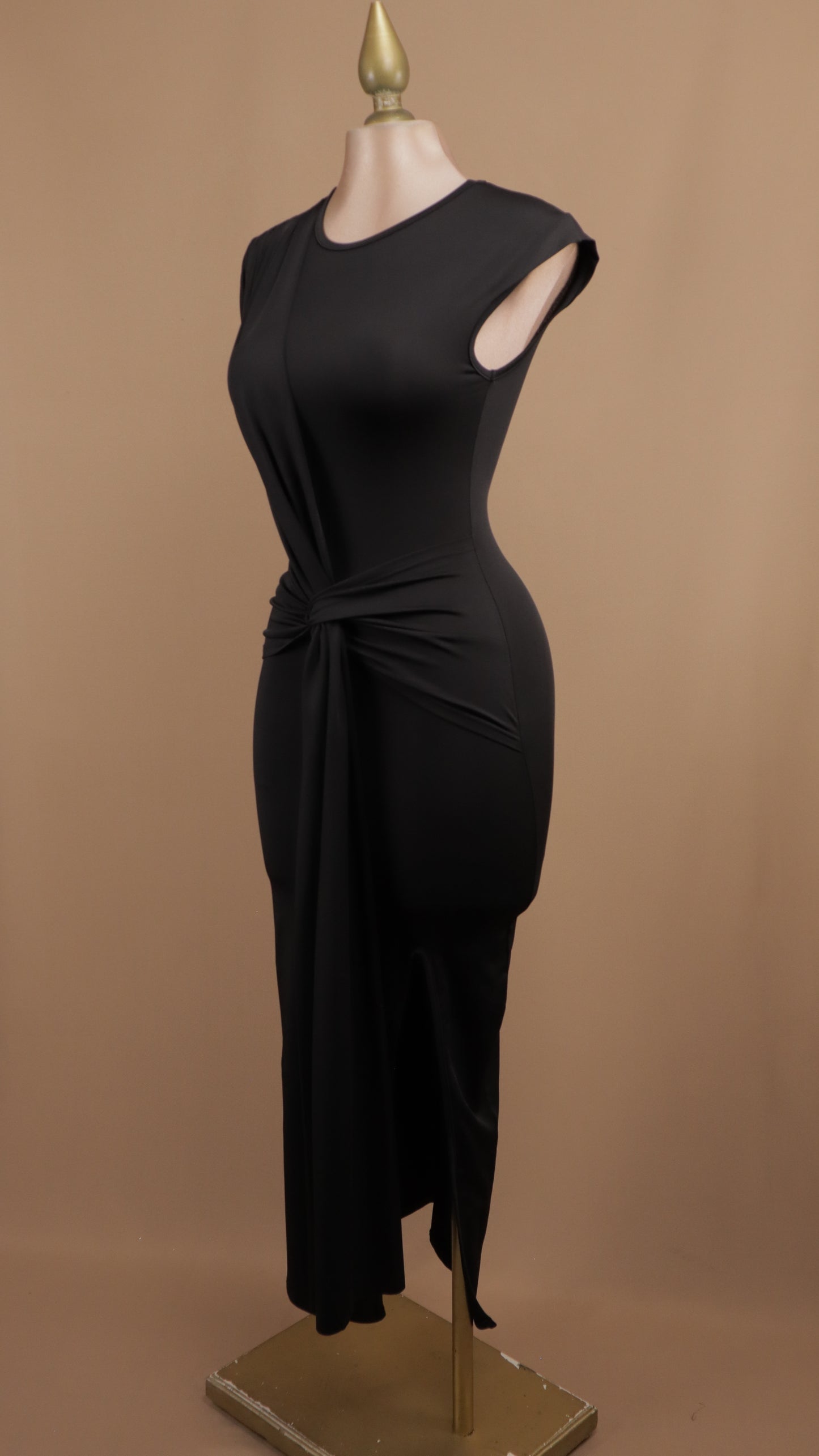 Vestido midi de licra con cauda