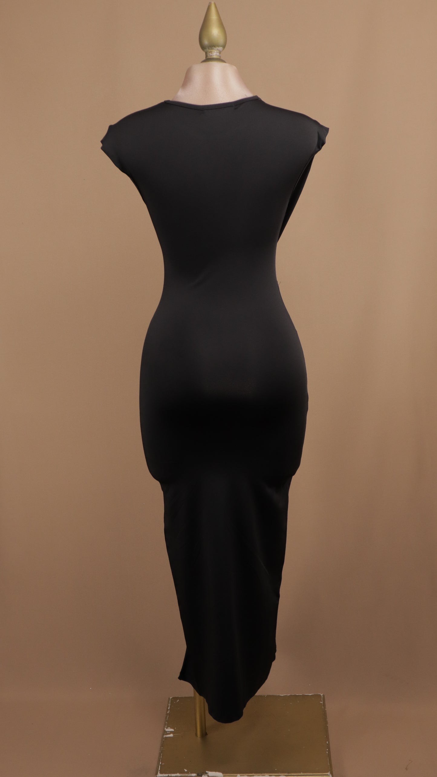 Vestido midi de licra con cauda