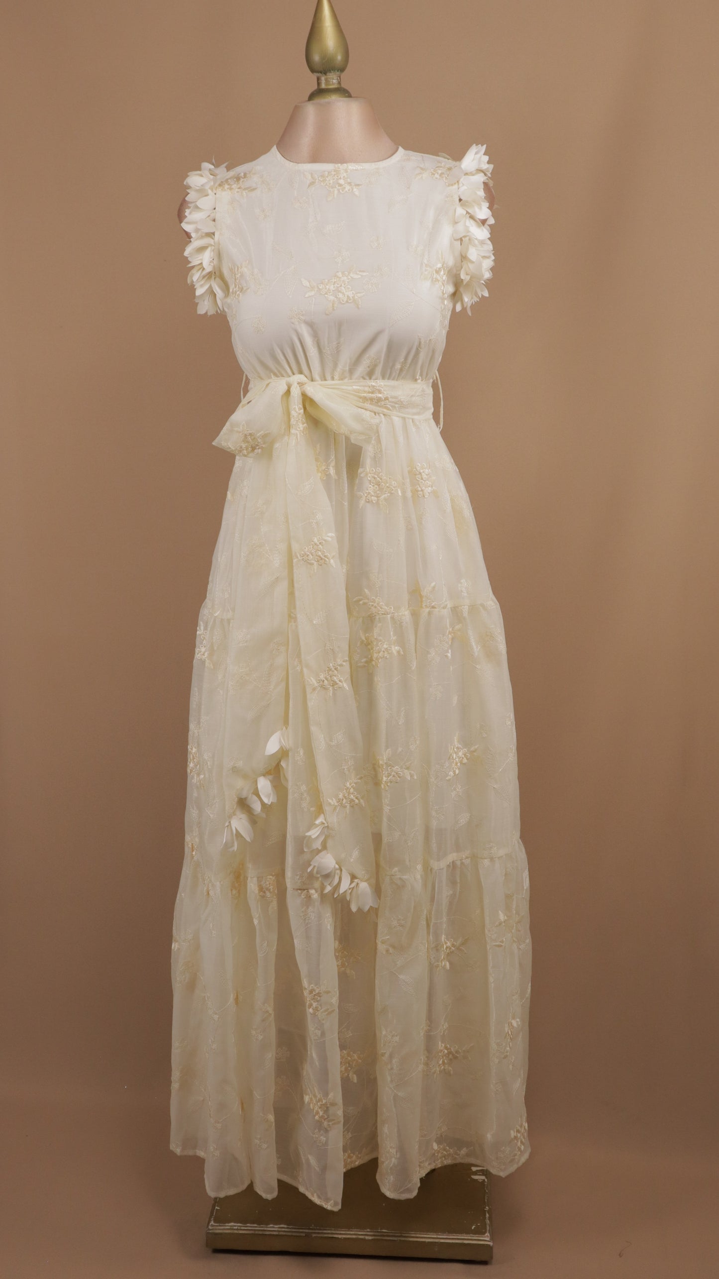 Vestido midi bordado con hojas en 3D