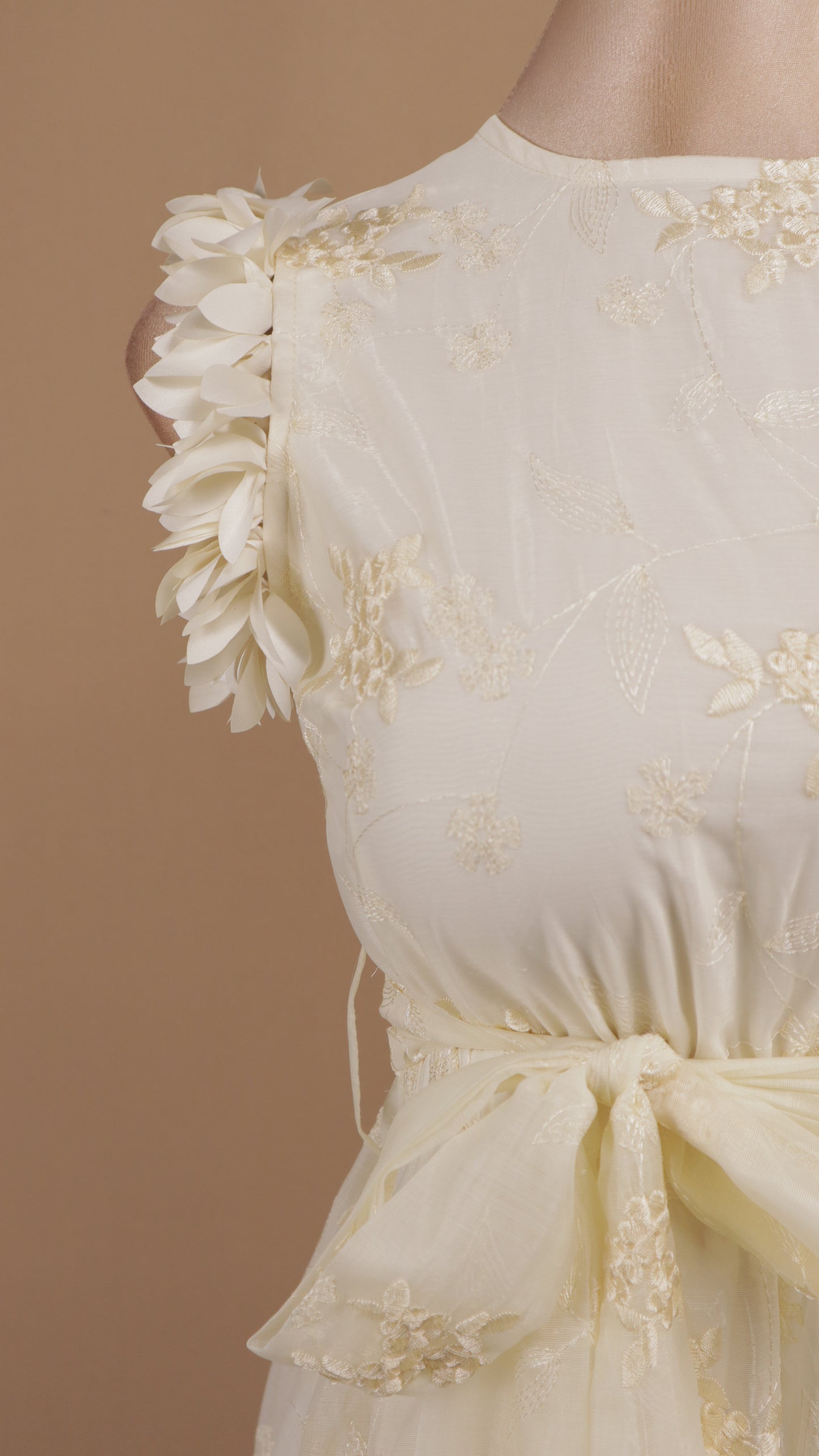 Vestido midi bordado con hojas en 3D