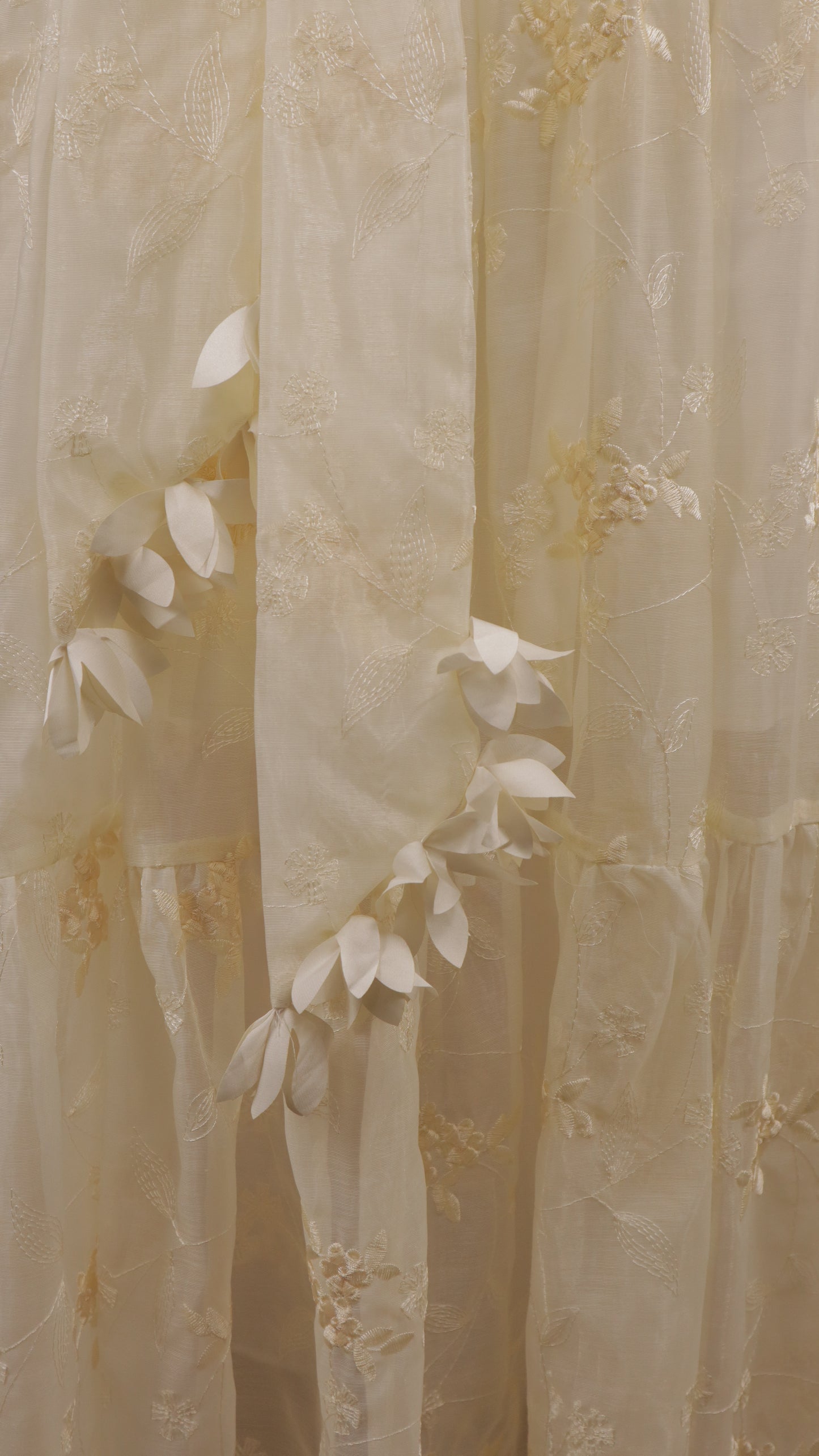 Vestido midi bordado con hojas en 3D