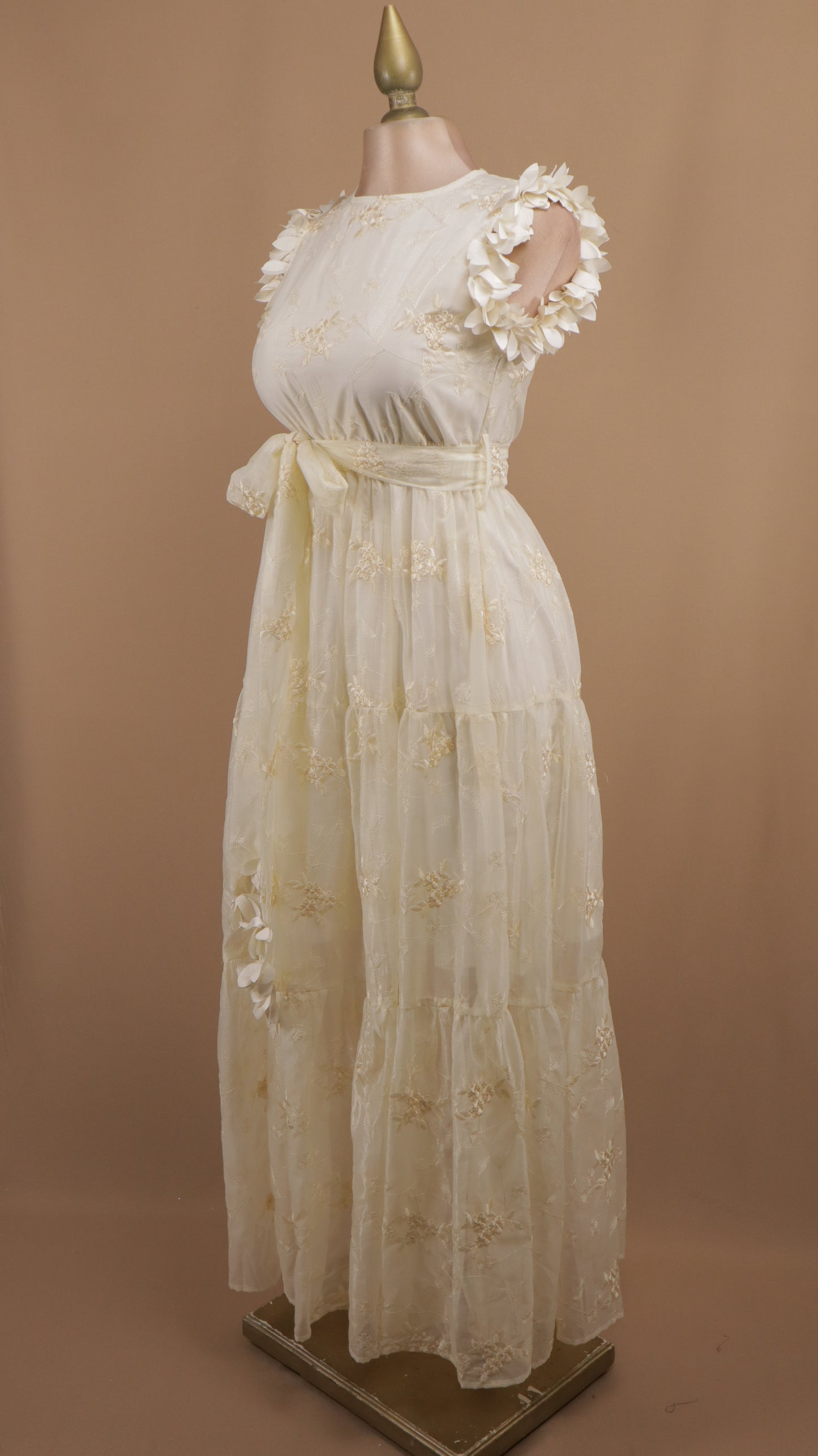 Vestido midi bordado con hojas en 3D