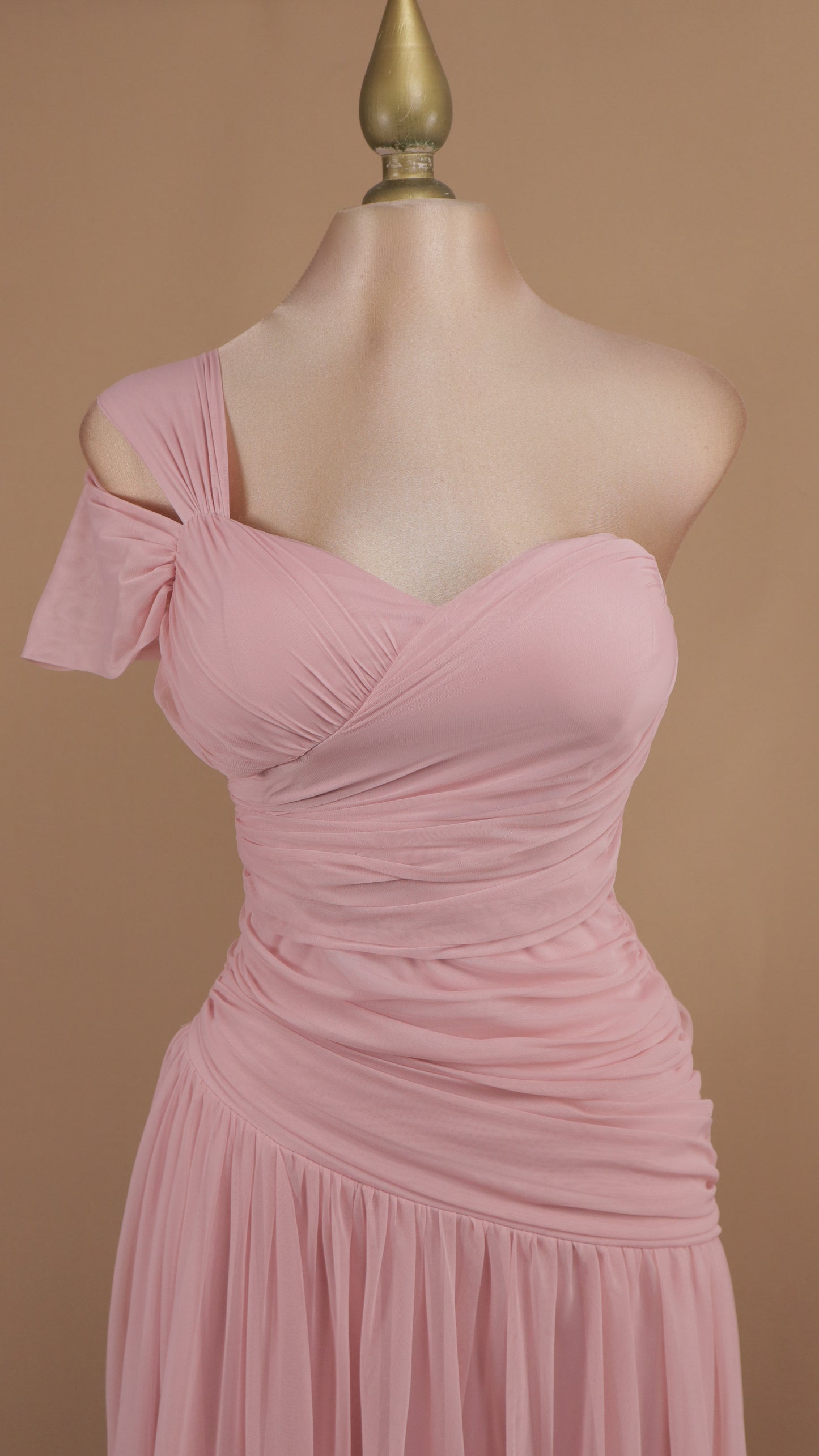 Vestido largo de pliegues en línea A y asimétrico