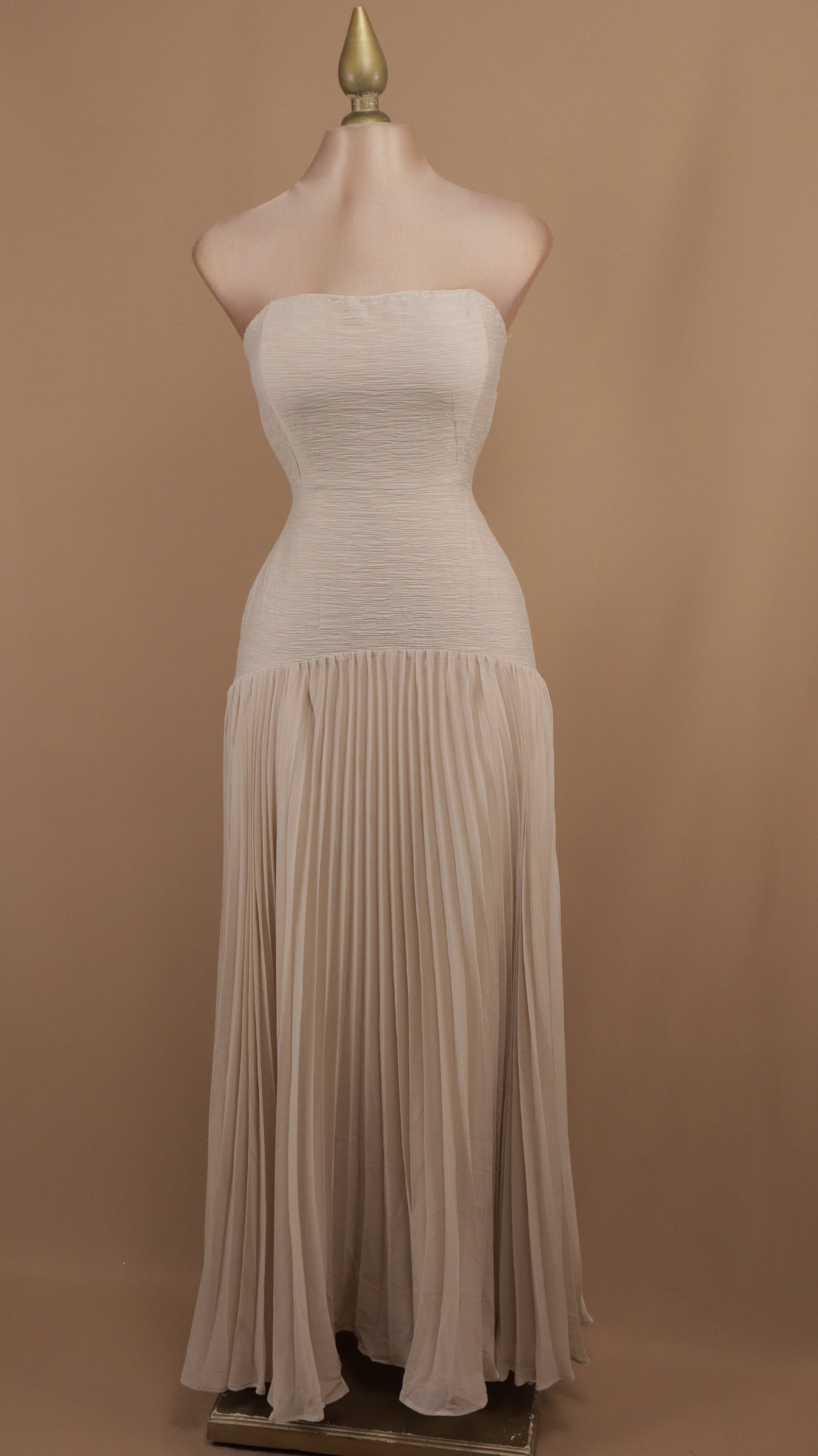 Vestido largo estraple con pastelones en falda