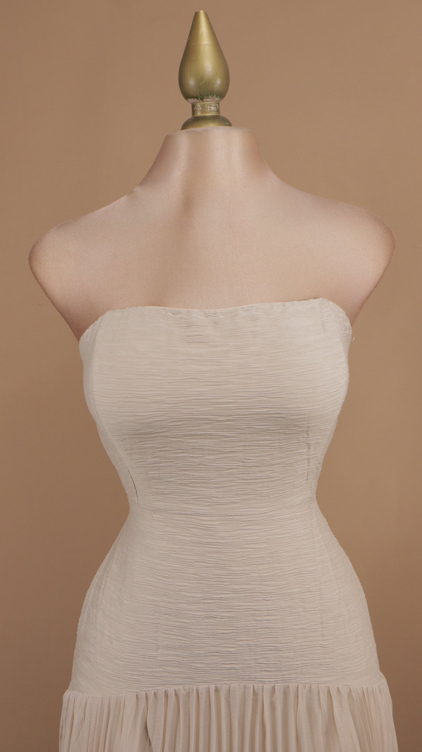 Vestido largo estraple con pastelones en falda