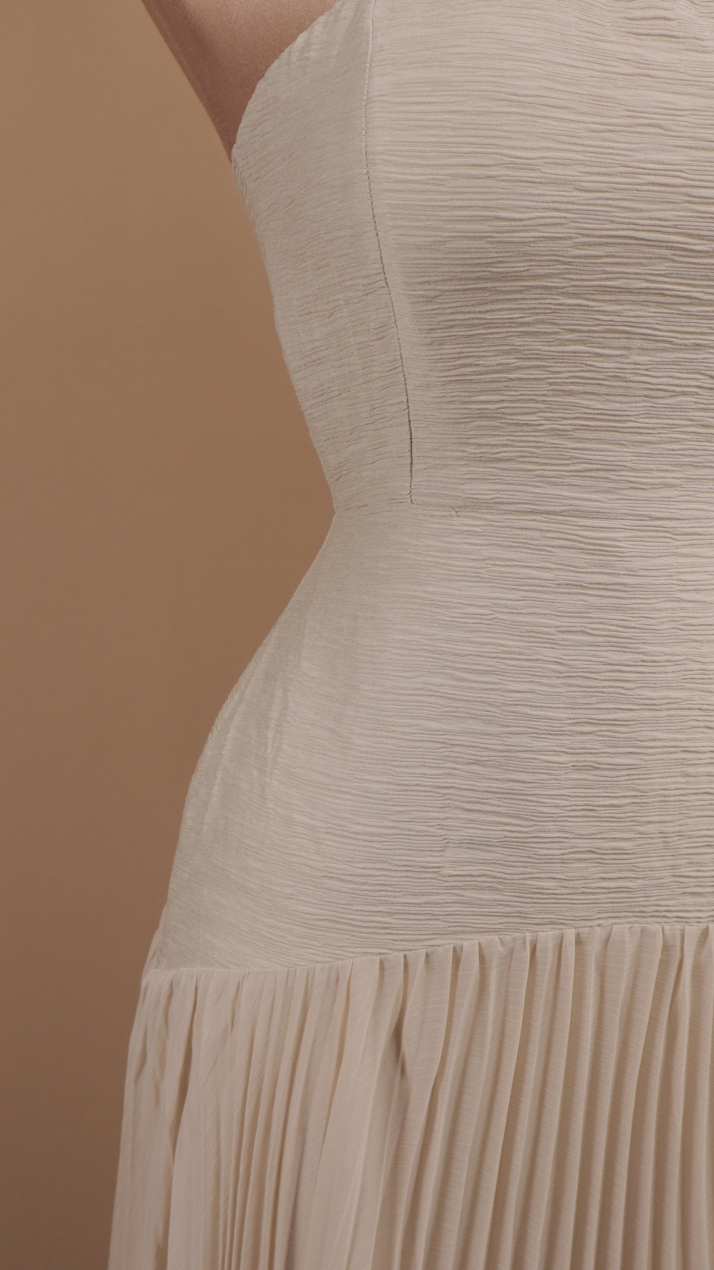 Vestido largo estraple con pastelones en falda