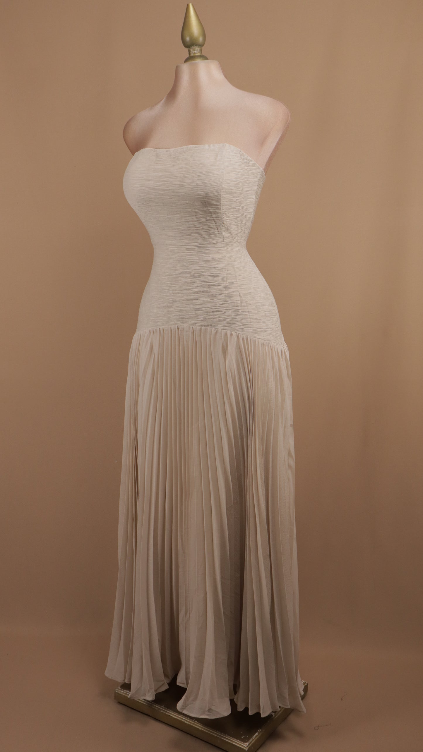 Vestido largo estraple con pastelones en falda