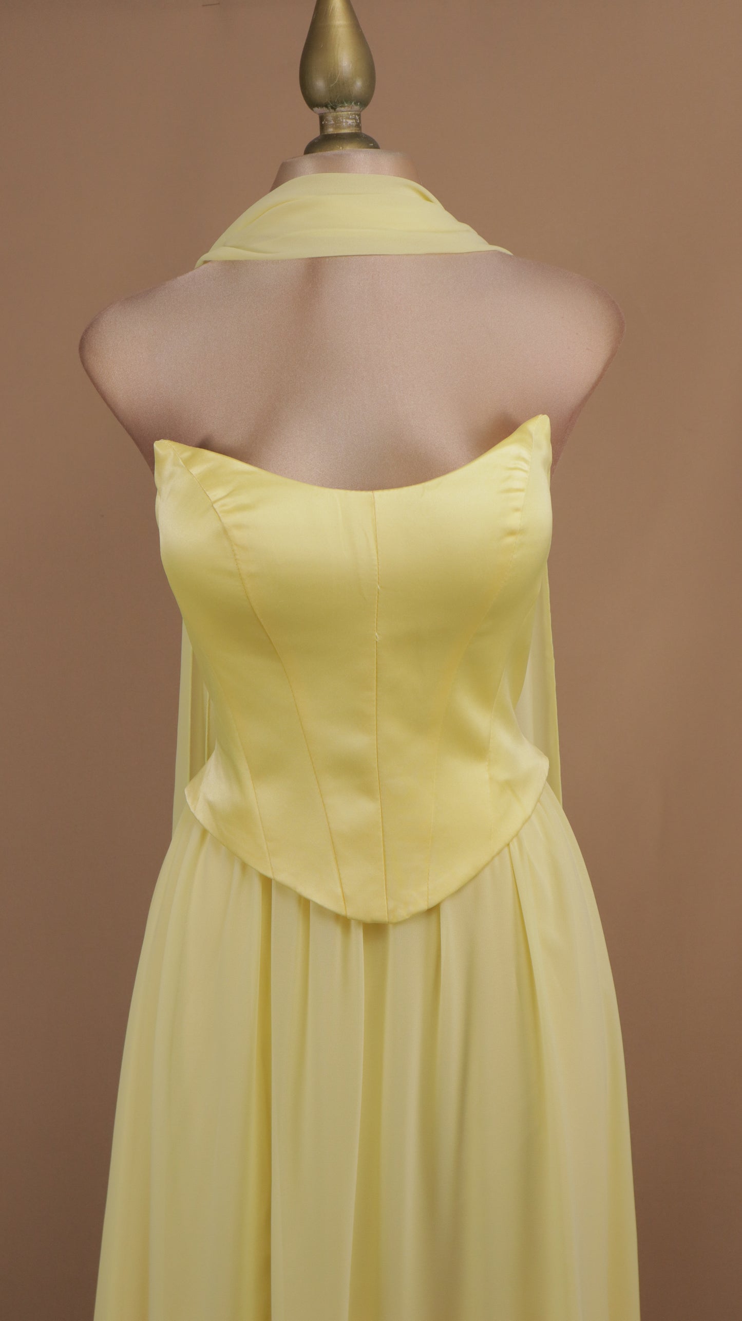 Vestido largo estraple con falda de chiffon