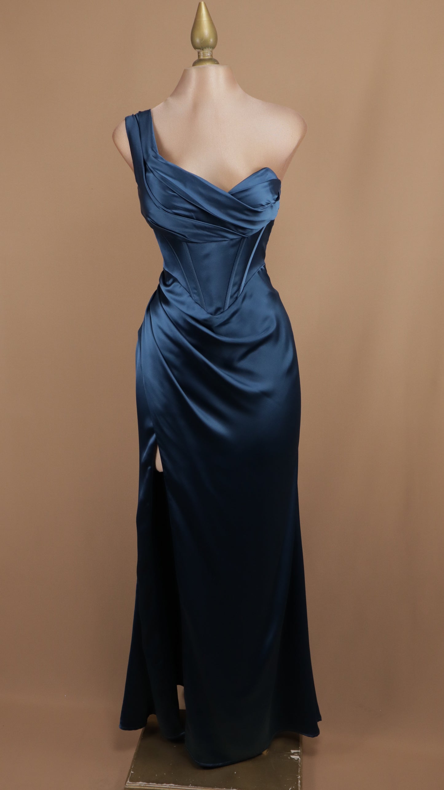 Vestido largo satinado asimétrico