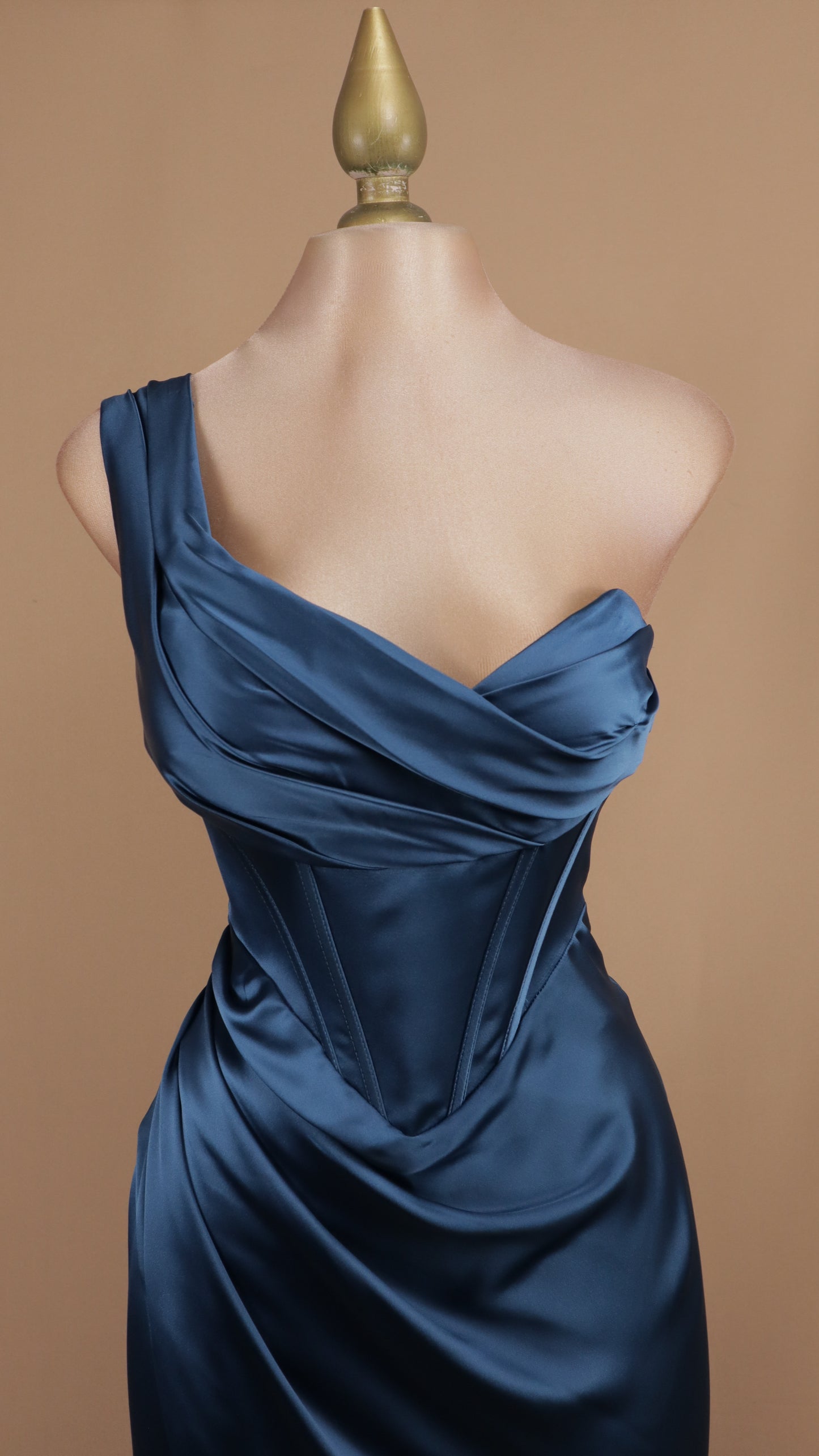 Vestido largo satinado asimétrico