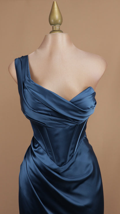 Vestido largo satinado asimétrico